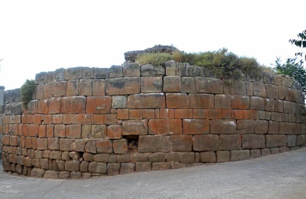 Castell de Castellnou d'Ossó. Ruïnes, Spain